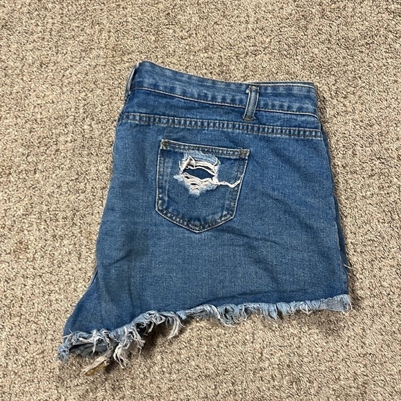 DISTRESSED Jean Shorts - Picture 3 of 4